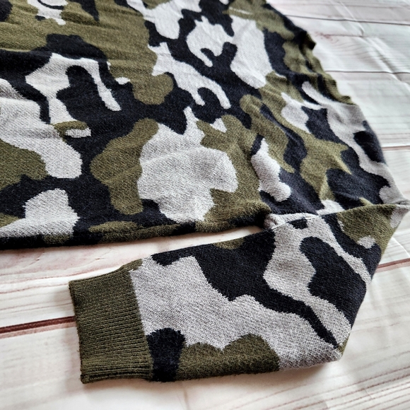 Torrid "Pullover Drop Shoulder Sweater" Green Camo Crew Neck | Women's Size 3X - Picture 6 of 10